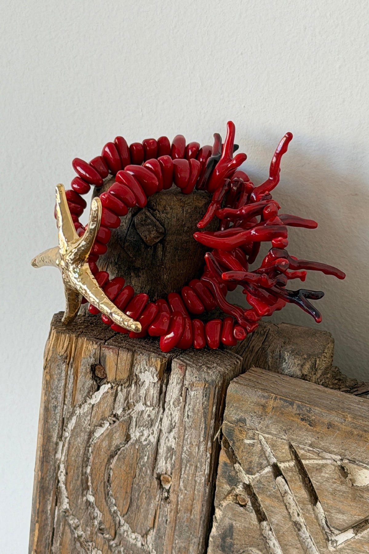 AXELLE | Pulsera doble elástica de cuentas efecto coral con estrella de mar dorada