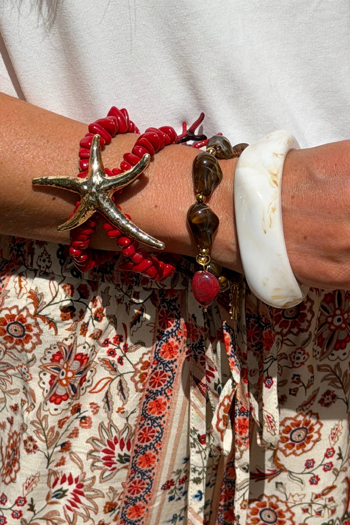 AXELLE | Pulsera doble elástica de cuentas efecto coral con estrella de mar dorada