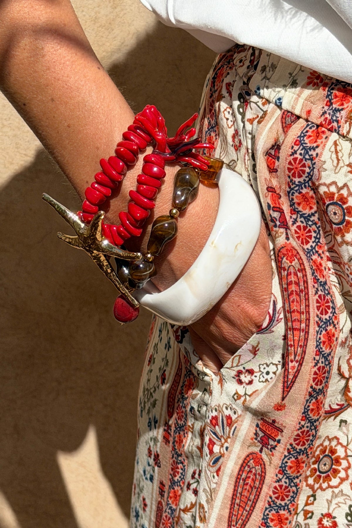 AXELLE | Pulsera doble elástica de cuentas efecto coral con estrella de mar dorada