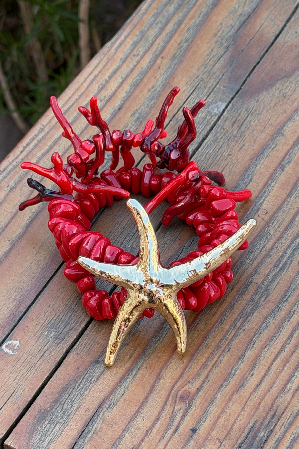AXELLE | Pulsera doble elástica de cuentas efecto coral con estrella de mar dorada