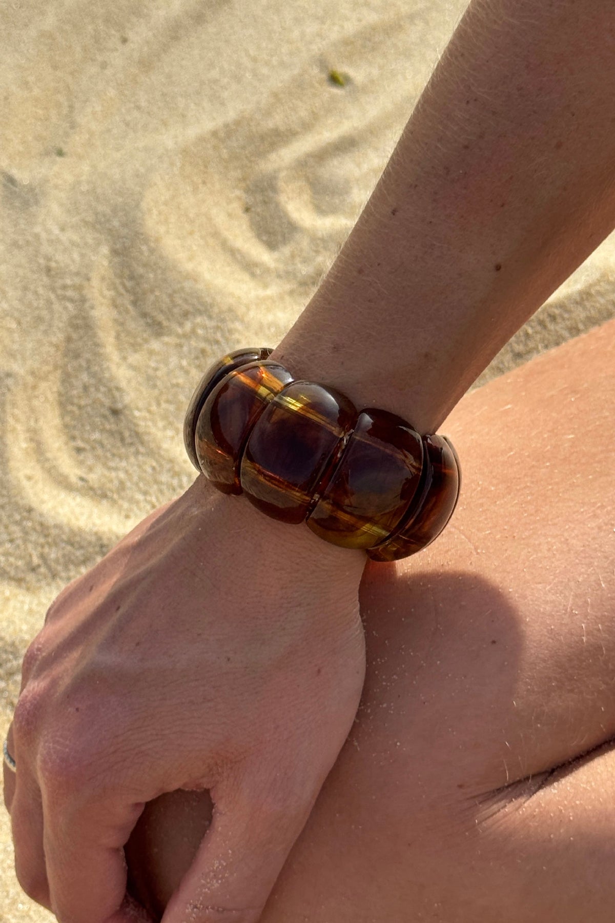 CLARA | Pulsera elástica de resina efecto carey marrón con aspecto de aro