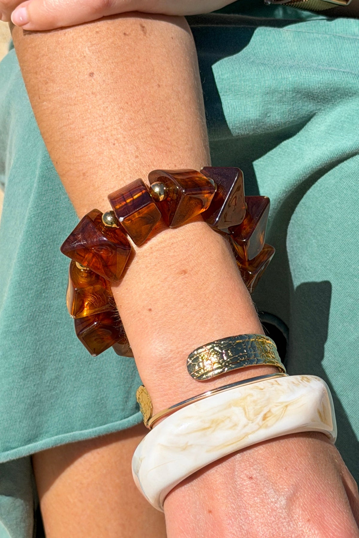 APOLLINE | Pulsera elástica de cuentas grandes irregulares marrón carey de resina