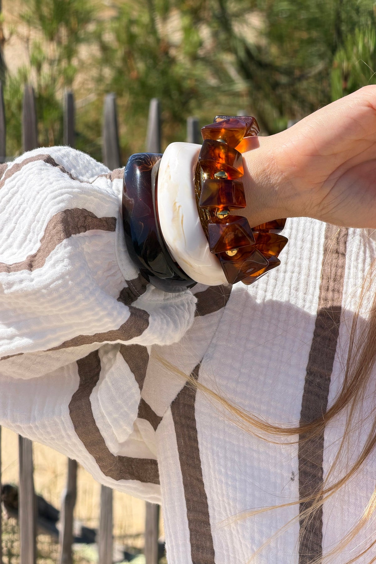 APOLLINE | Pulsera elástica de cuentas grandes irregulares marrón carey de resina