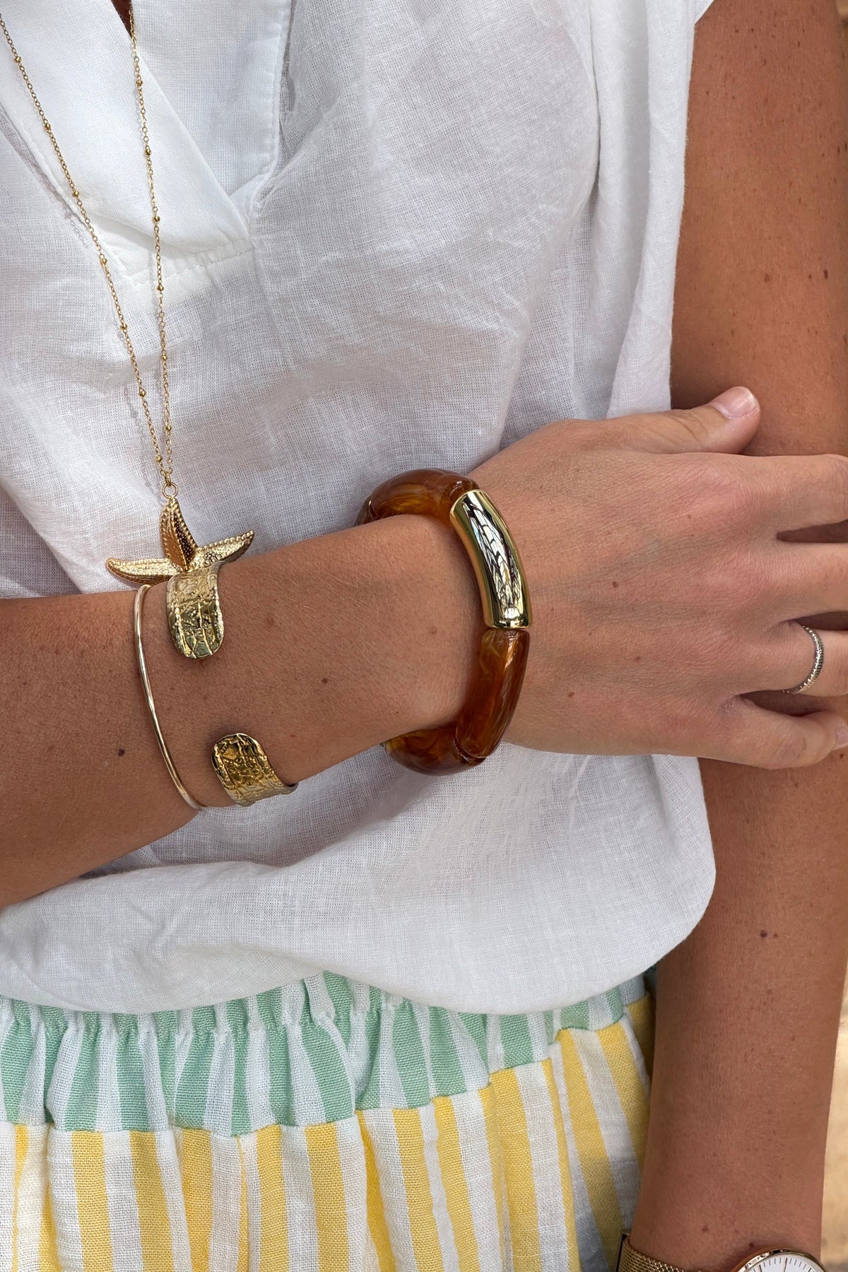 ÉLÉNA | Pulsera elástica estilo aro de cuentas de acetato marrón carey y doradas