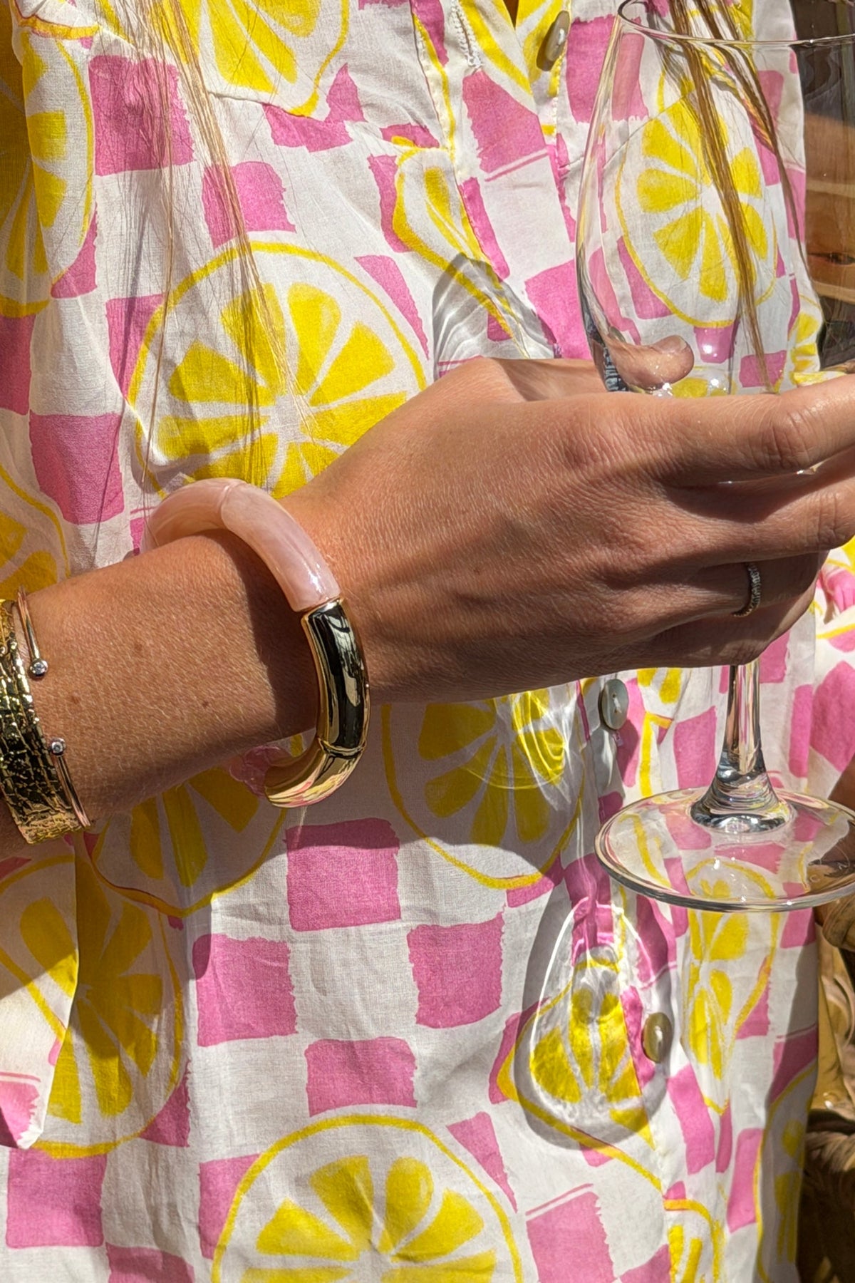 ÉLIANE | Pulsera elástica estilo aro de cuentas de acetato rosa pálido y doradas