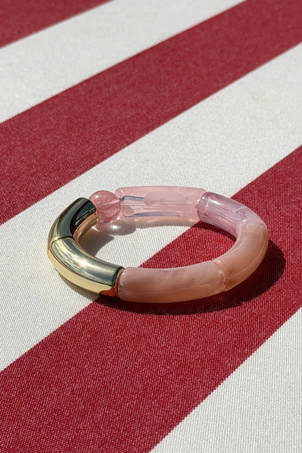 ÉLIANE | Pulsera elástica estilo aro de cuentas de acetato rosa pálido y doradas