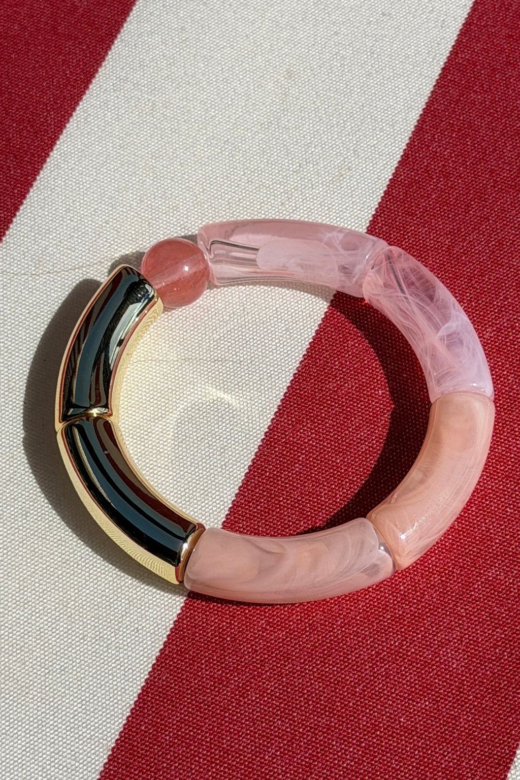 ÉLIANE | Pulsera elástica estilo aro de cuentas de acetato rosa pálido y doradas
