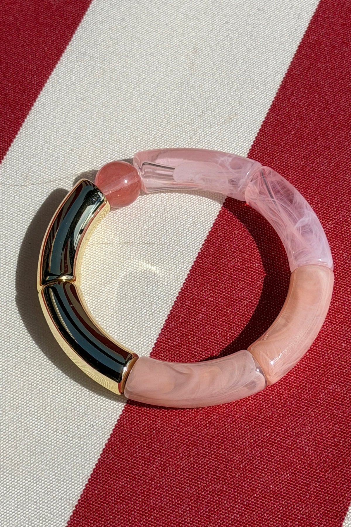 ÉLIANE | Pulsera elástica estilo aro de cuentas de acetato rosa pálido y doradas