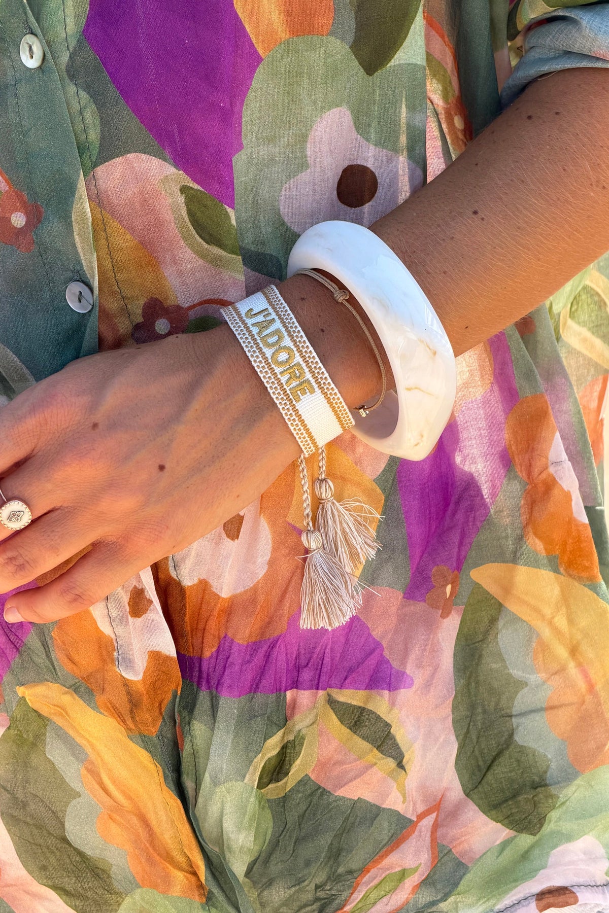 CARMEN | Pulsera de tela blanca ajustable con pompones y bordado J'adore camel y dorado