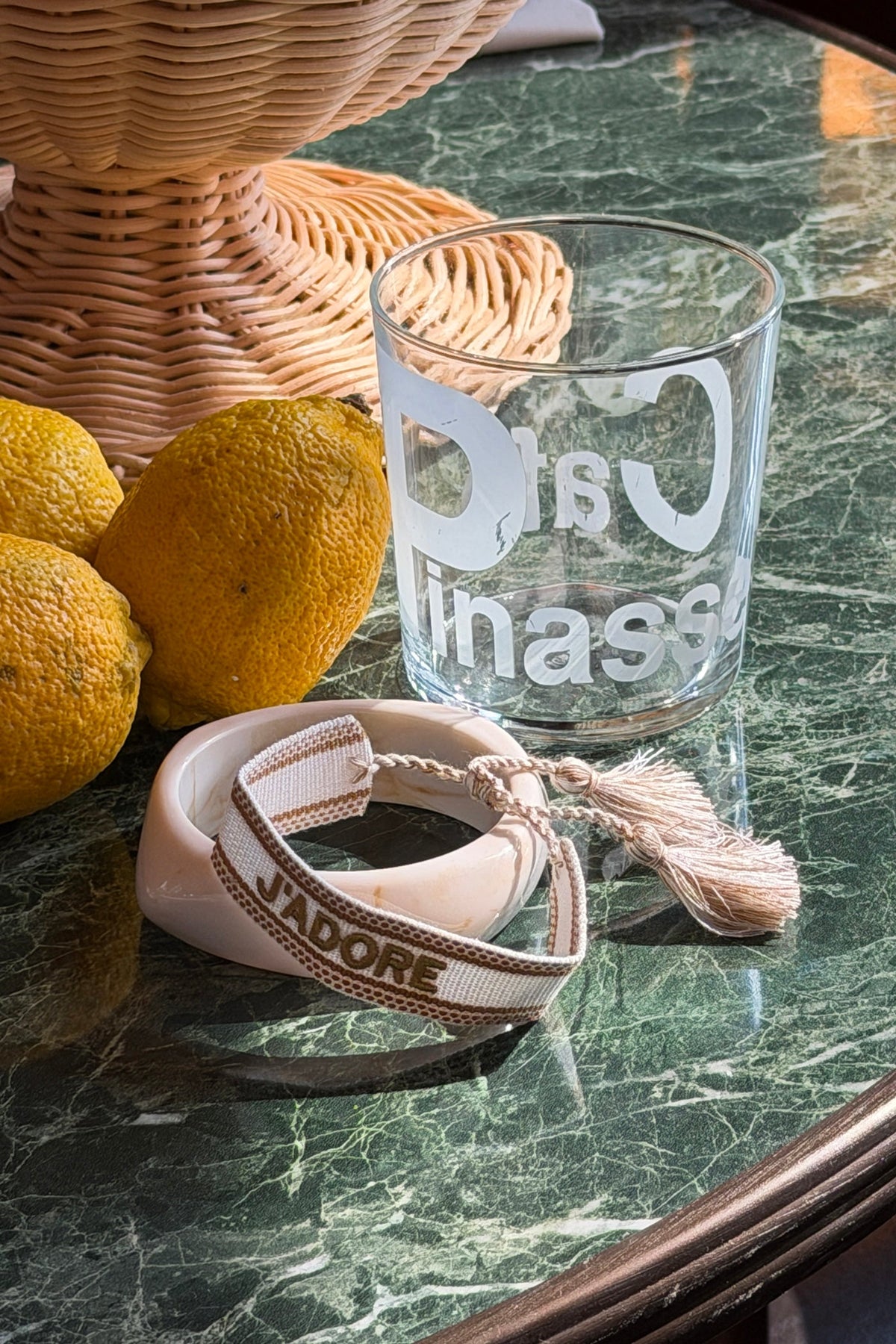 CARMEN | Pulsera de tela blanca ajustable con pompones y bordado J'adore camel y dorado