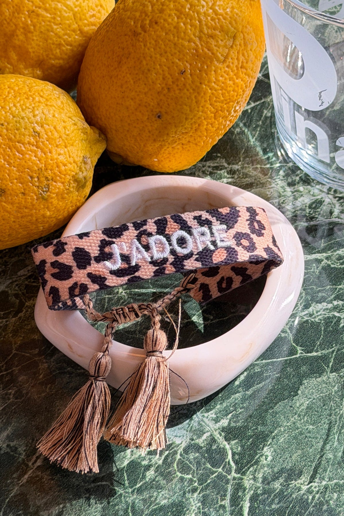 CLARISSE | Pulsera de tela con estampado de leopardo ajustable con pompones y bordado J'adore blanco
