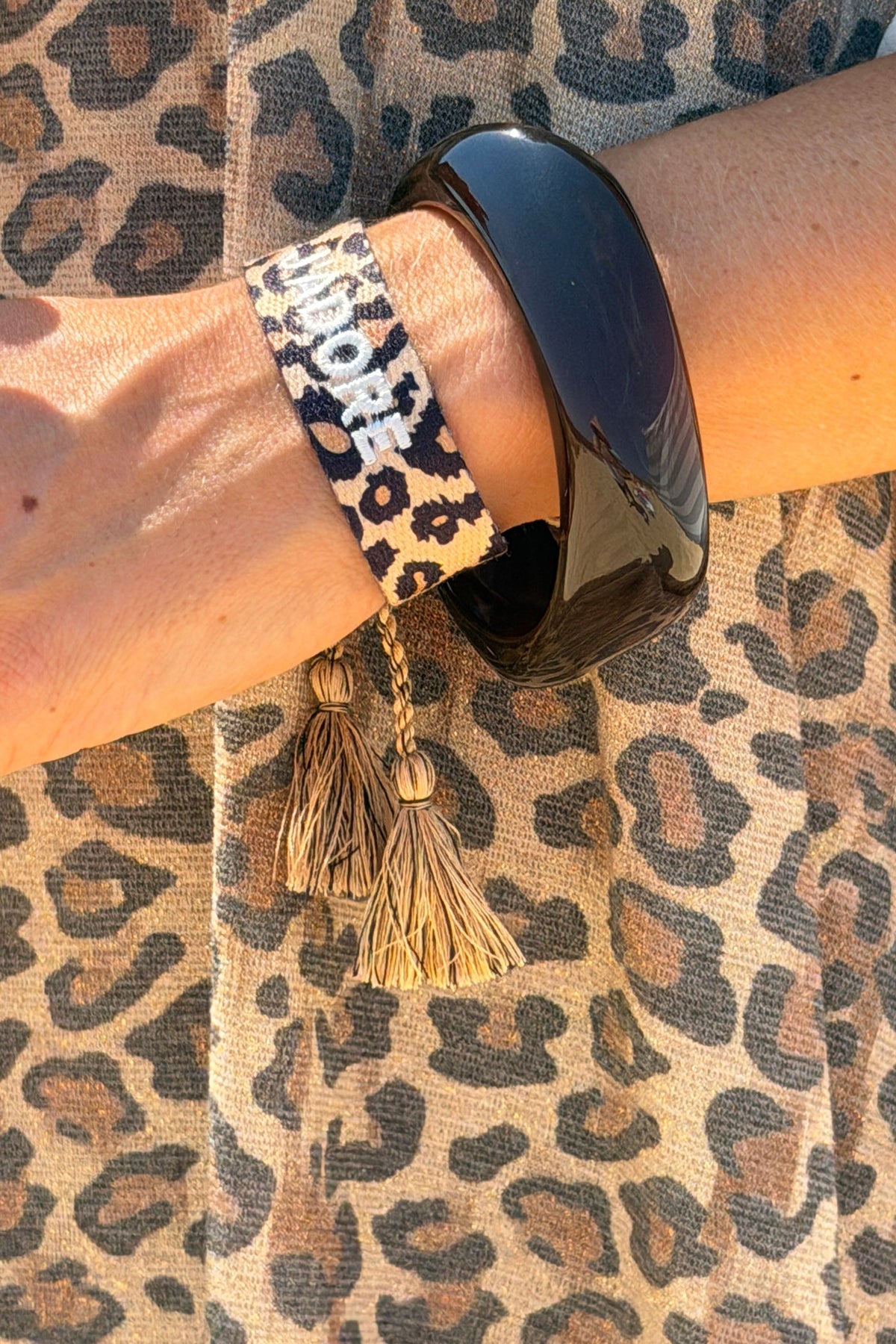 CLARISSE | Pulsera de tela con estampado de leopardo ajustable con pompones y bordado J'adore blanco