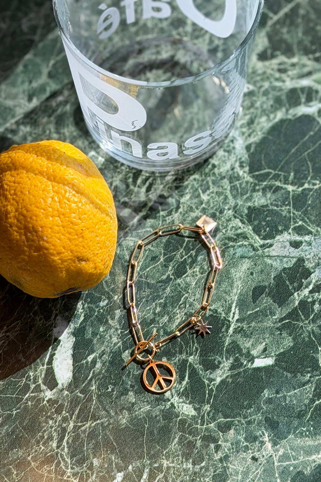 BÉRÉNICE | Pulsera de eslabones gruesos dorados con colgante Peace and Love