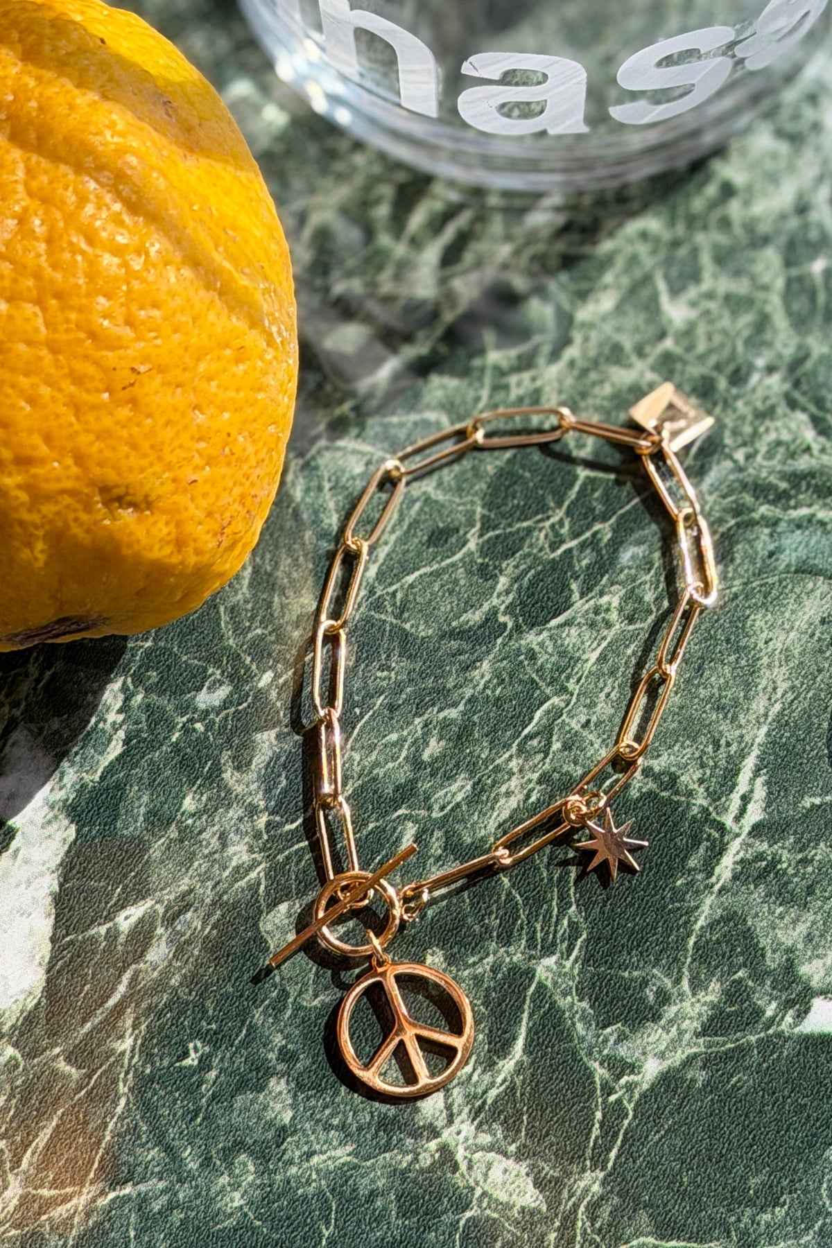 BÉRÉNICE | Pulsera de eslabones gruesos dorados con colgante Peace and Love