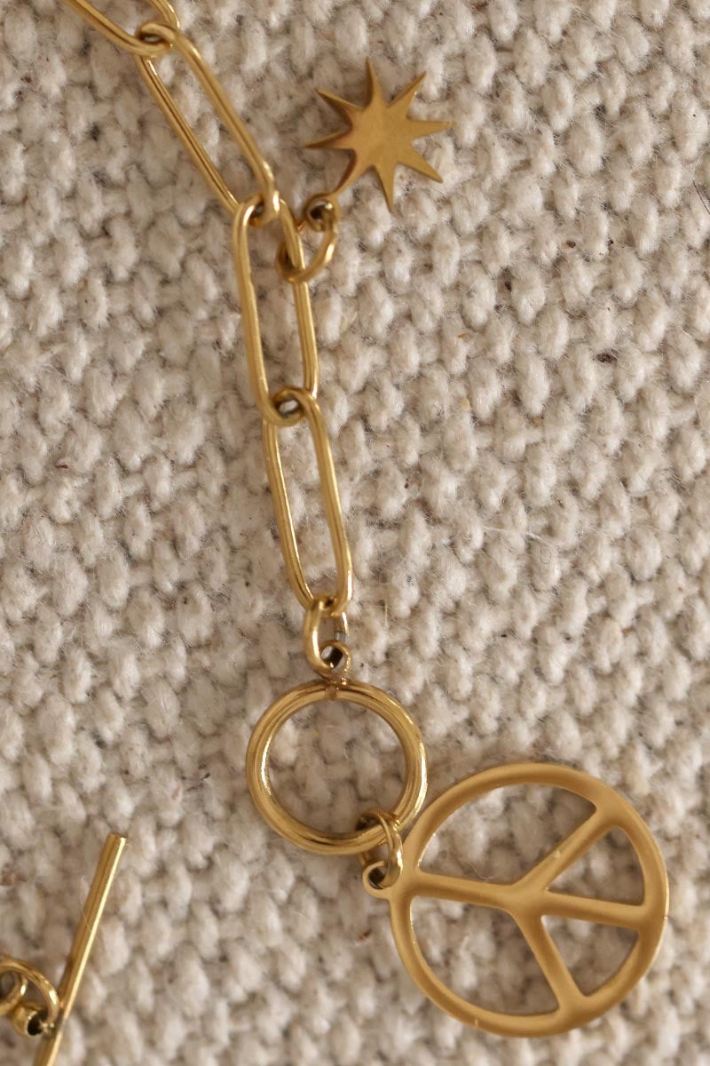 BÉRÉNICE | Pulsera de eslabones gruesos dorados con colgante Peace and Love