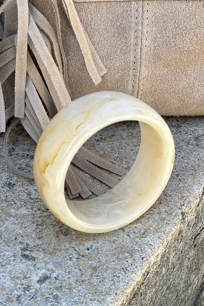 CONSTANCE | Pulsera de aro de resina marmoleada beige