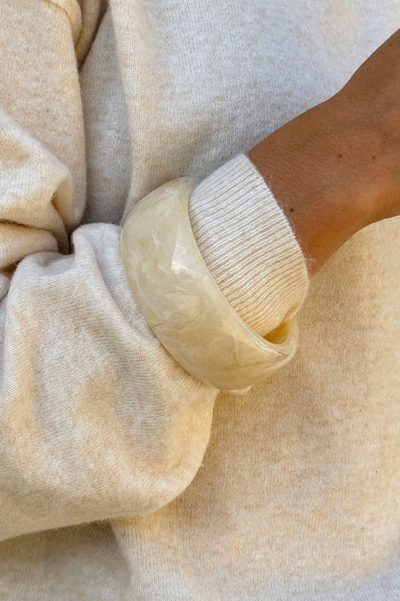 CONSTANCE | Pulsera de aro de resina marmoleada beige