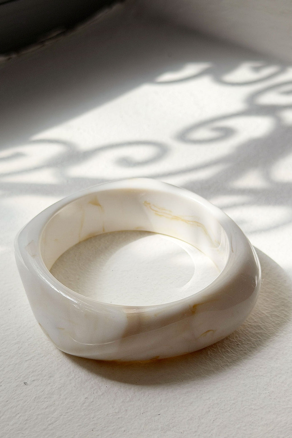 ARLETTE | Pulsera de aro de resina marmoleada blanca