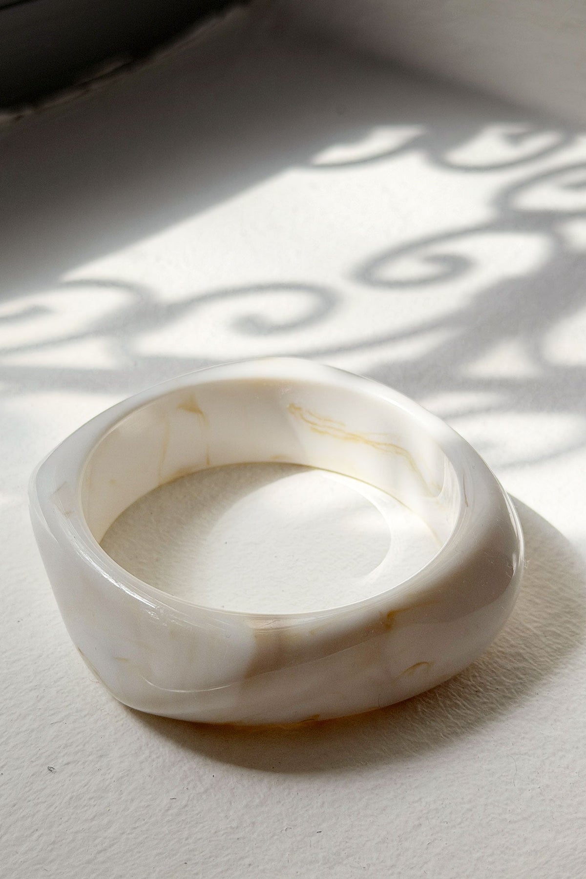 ARLETTE | Pulsera de aro de resina marmoleada blanca