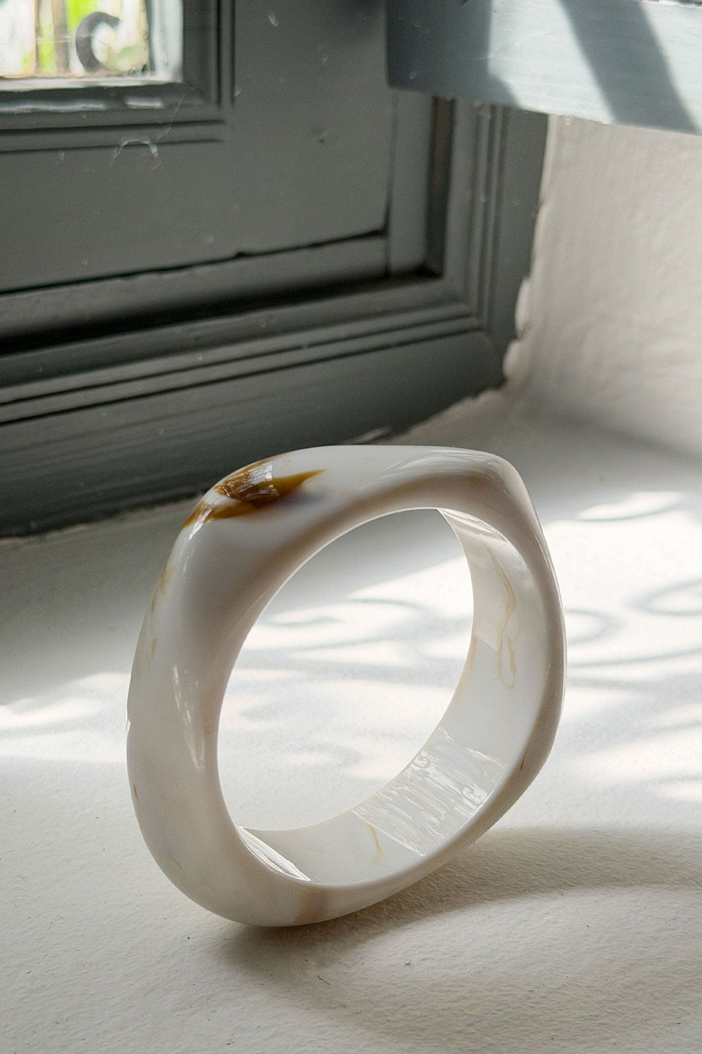 ARLETTE | Pulsera de aro de resina marmoleada blanca
