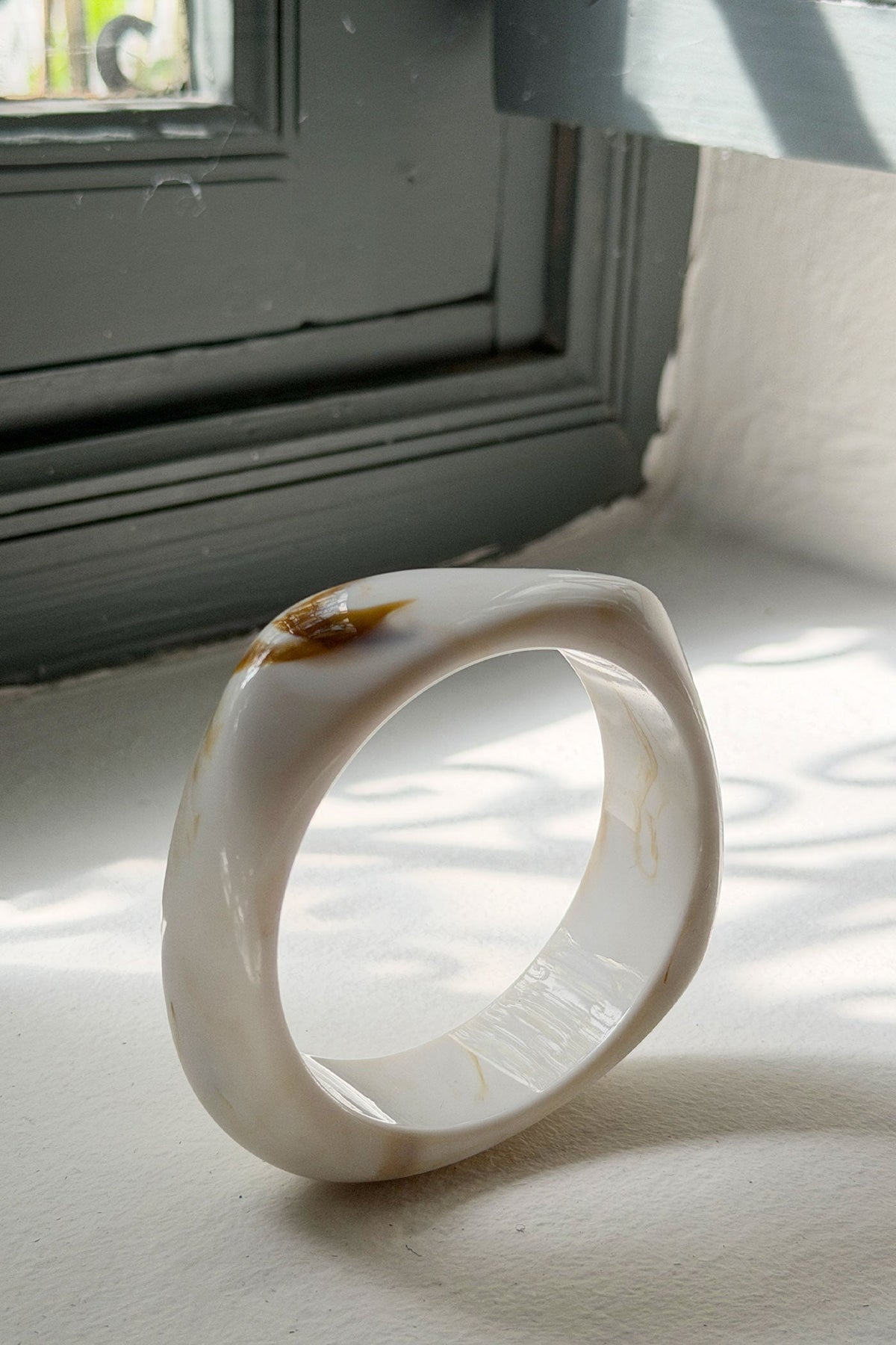 ARLETTE | Pulsera de aro de resina marmoleada blanca