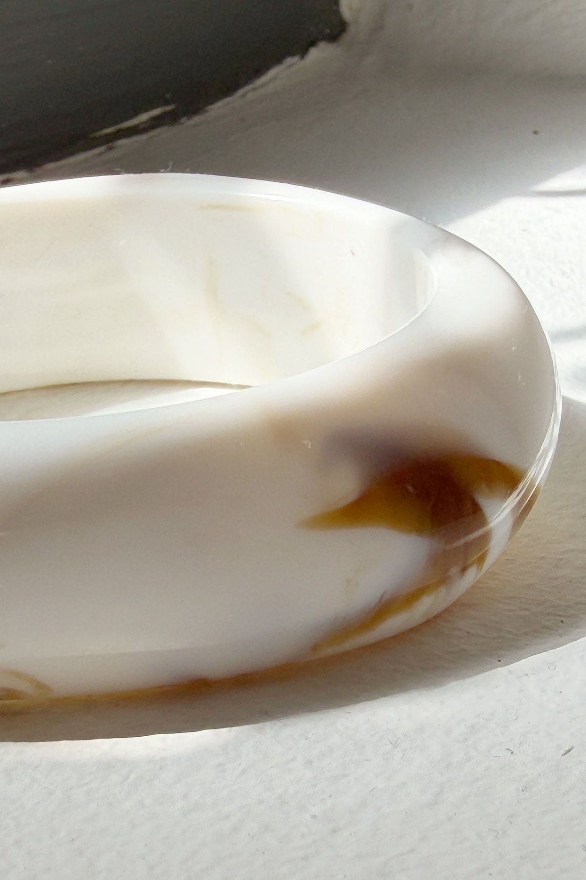 ARLETTE | Pulsera de aro de resina marmoleada blanca
