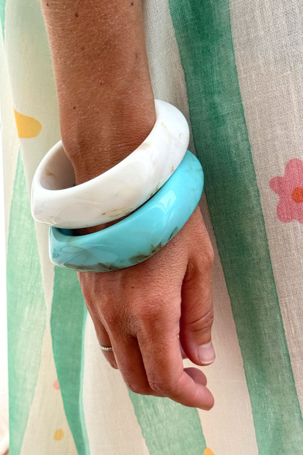ARLETTE | Pulsera de aro de resina marmoleada blanca