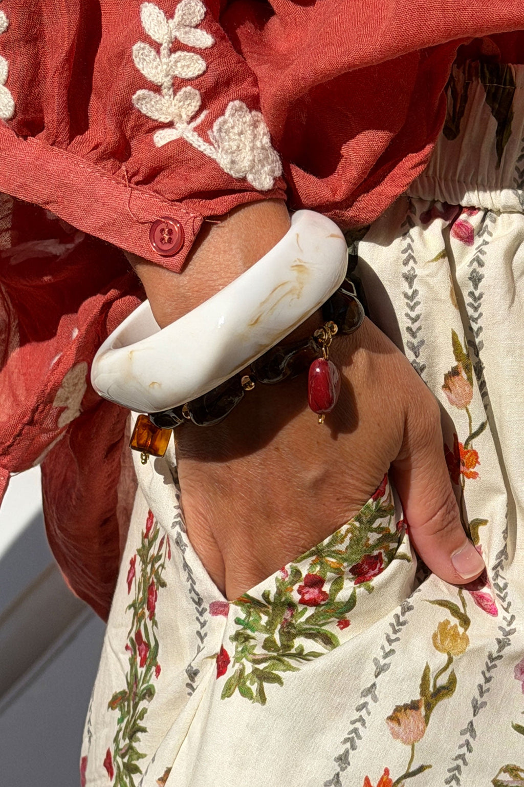ARLETTE | Pulsera de aro de resina marmoleada blanca