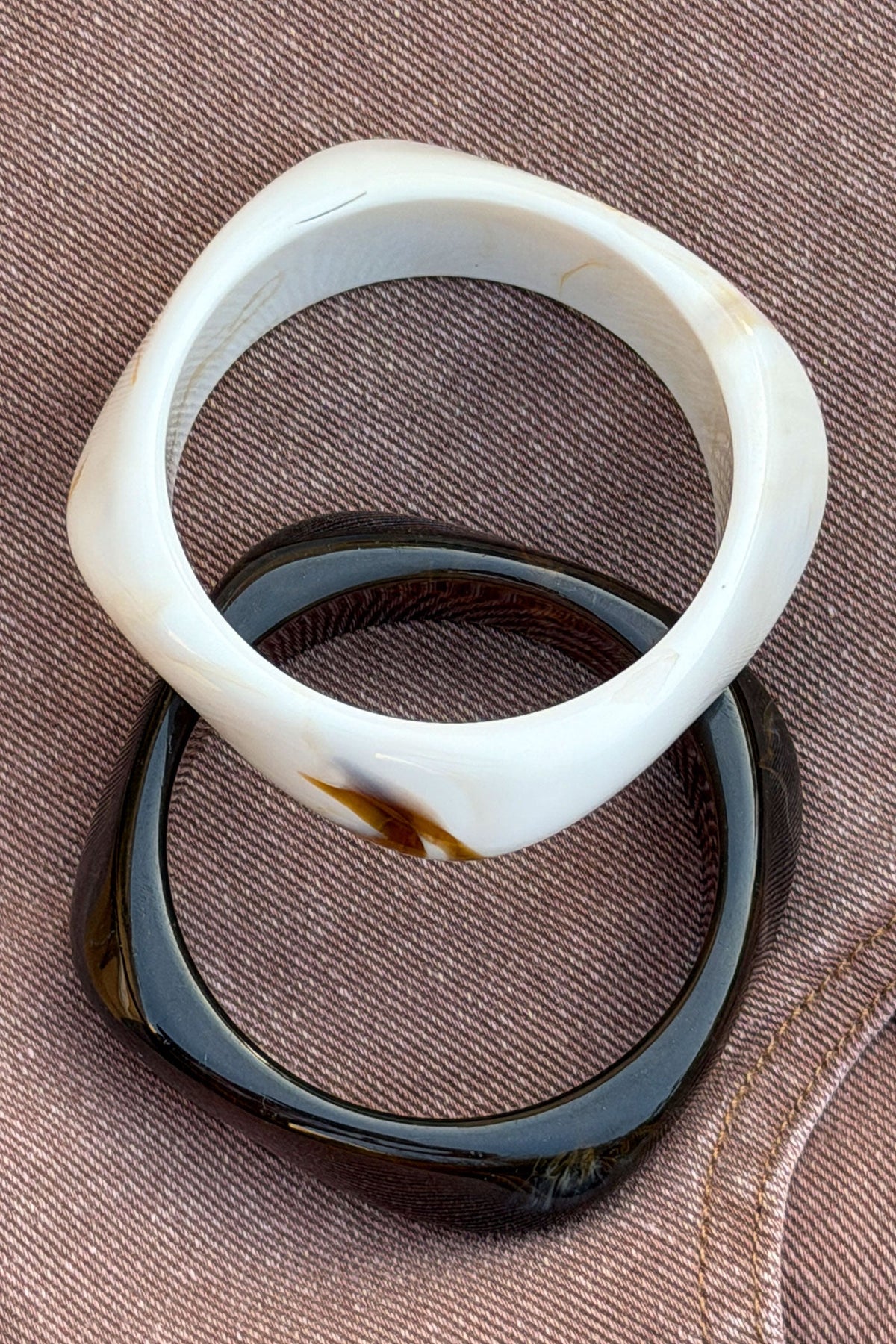 ARLETTE | Pulsera de aro de resina marmoleada blanca