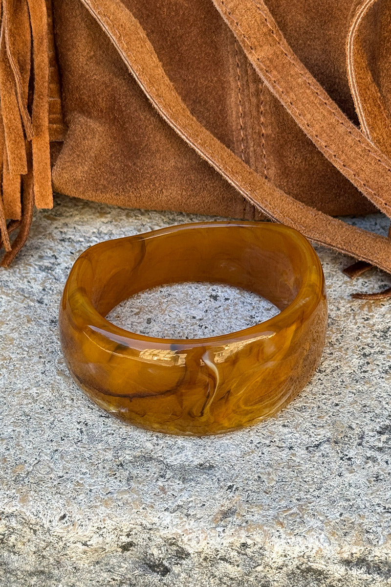 DIANE | Pulsera de aro de resina marmoleada camel caramelo