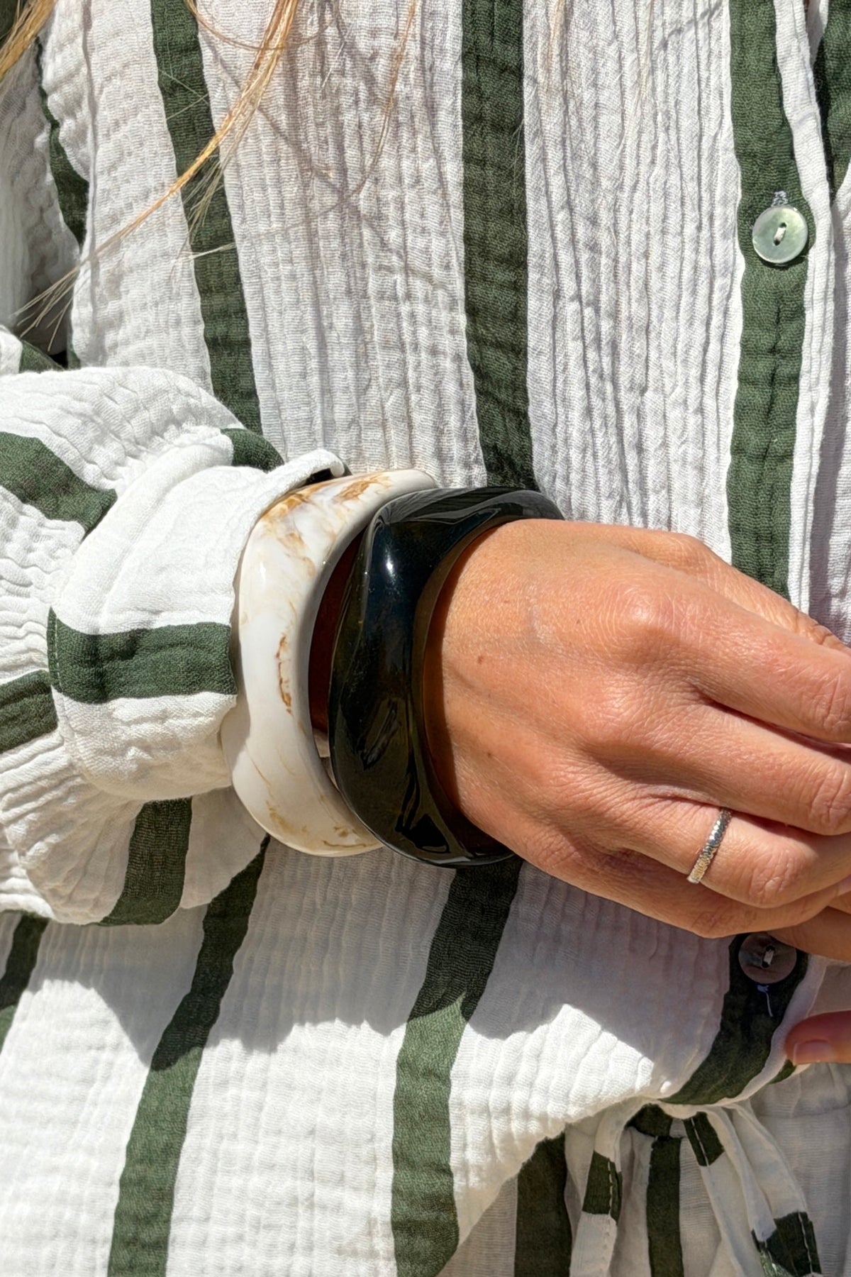 CAMILLE | Pulsera de aro de resina marmoleada caqui