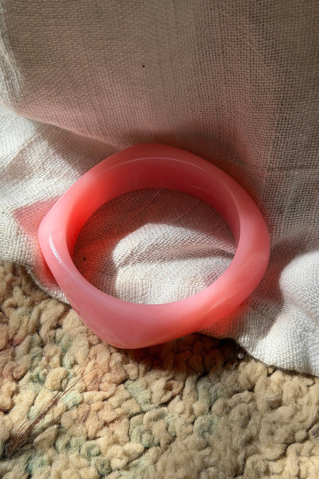 ARIANE | Pulsera de aro de resina marmoleada rosa