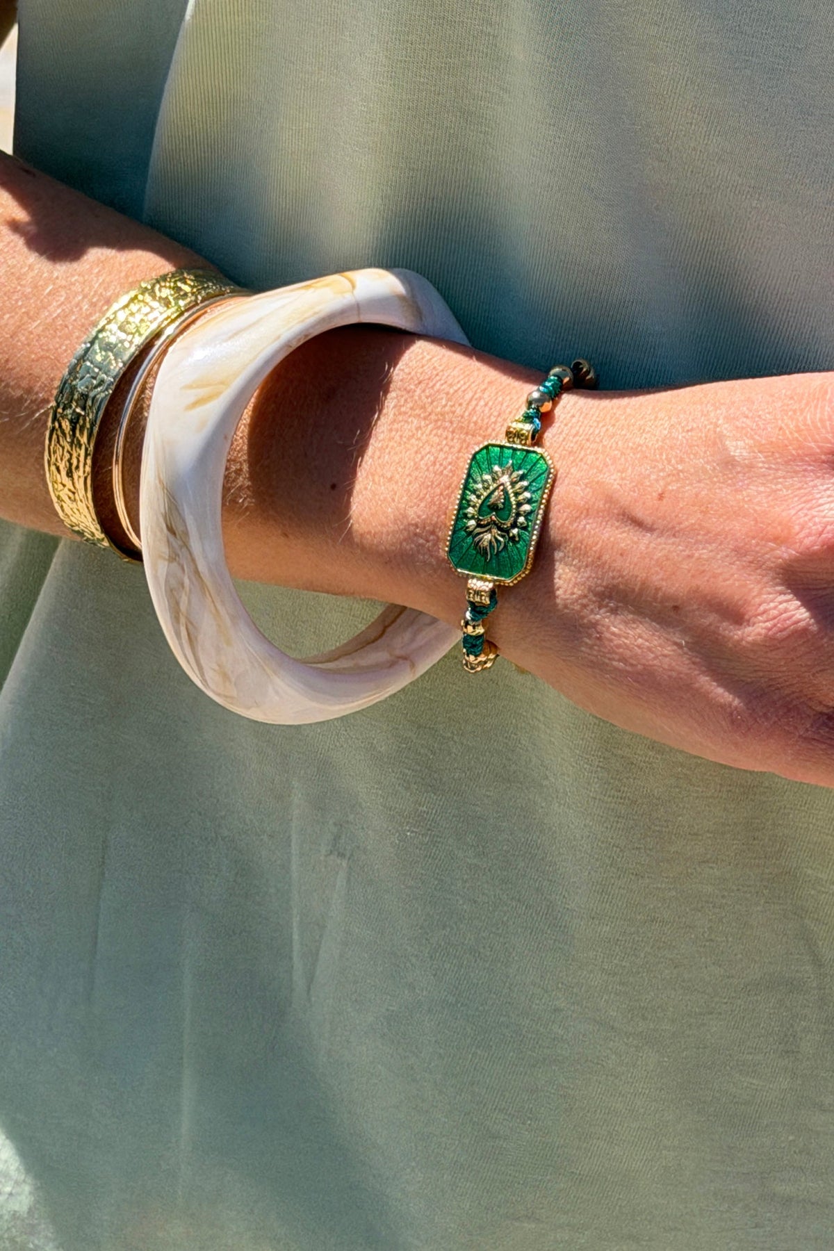 CLÉMENCE | Pulsera de cordón brillante con placa verde y corazón dorado