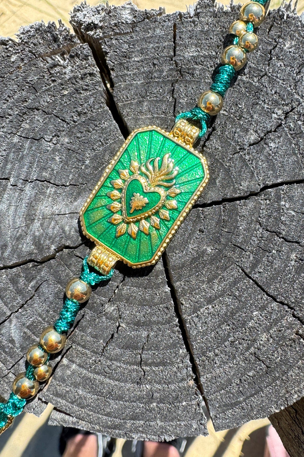 CLÉMENCE | Pulsera de cordón brillante con placa verde y corazón dorado
