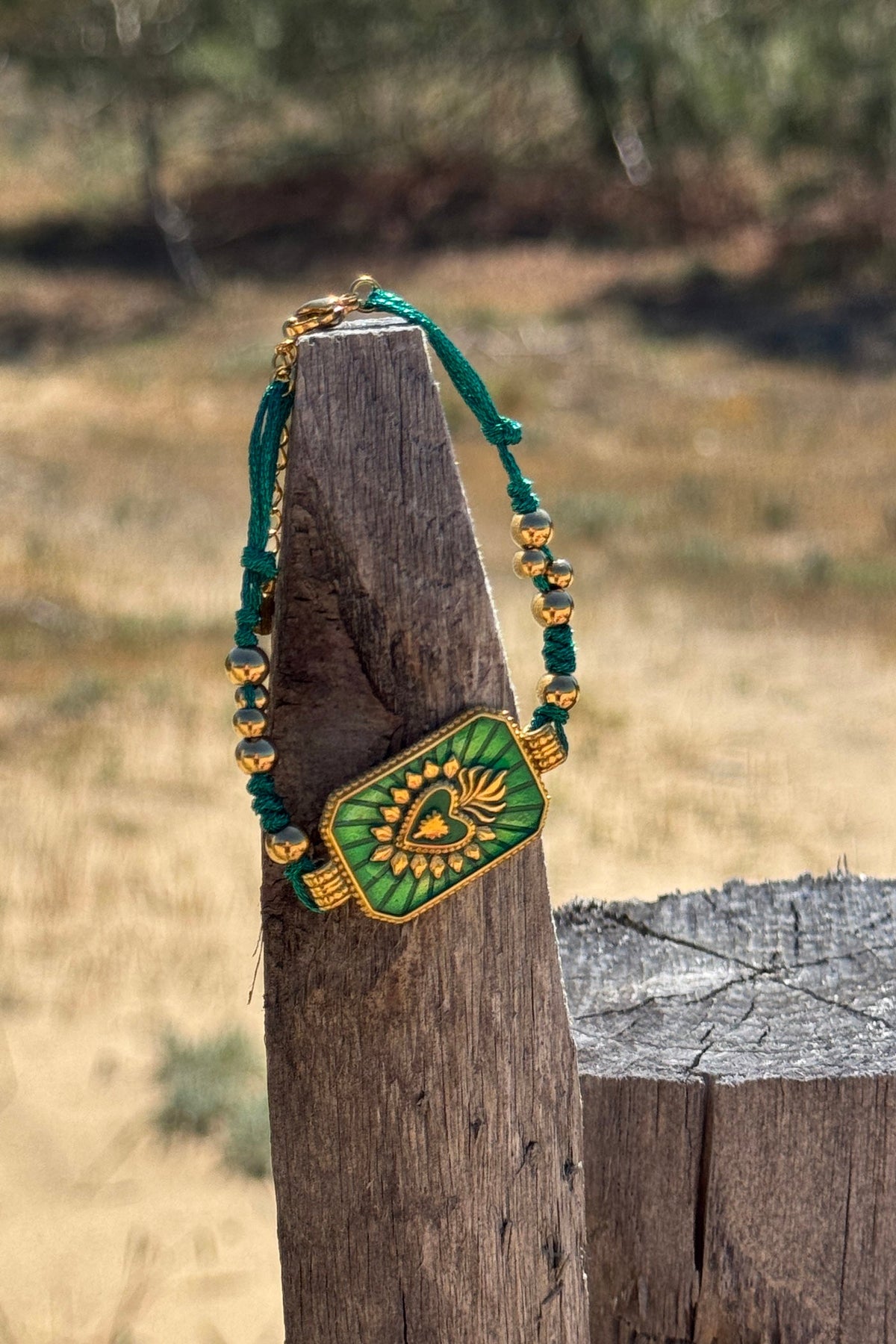 CLÉMENCE | Pulsera de cordón brillante con placa verde y corazón dorado
