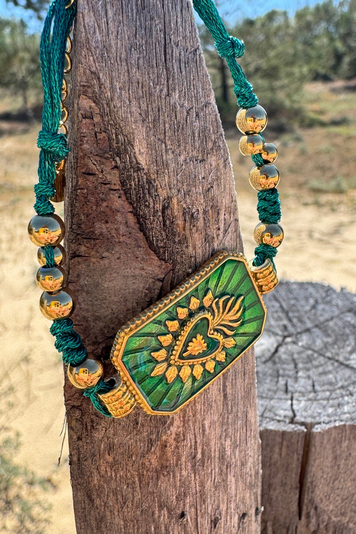 CLÉMENCE | Pulsera de cordón brillante con placa verde y corazón dorado