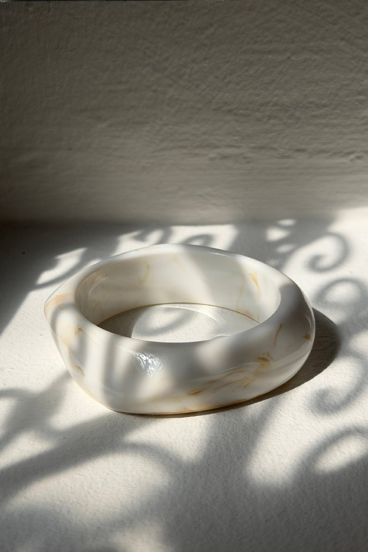 ARLETTE | Pulsera de aro de resina marmoleada blanca