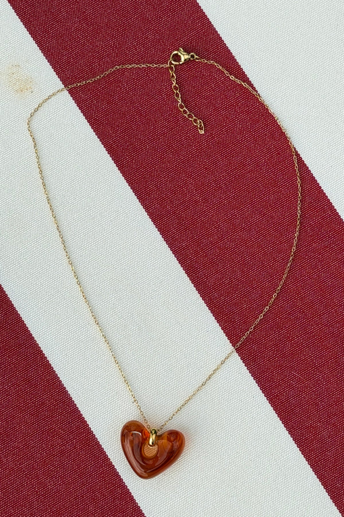 ELSA | Collar de cadena dorada con colgante de corazón de acetato marrón carey