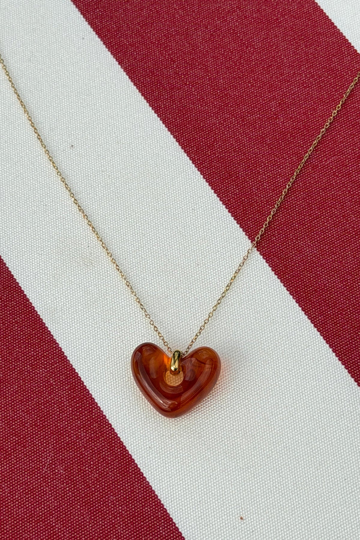 ELSA | Collar de cadena dorada con colgante de corazón de acetato marrón carey