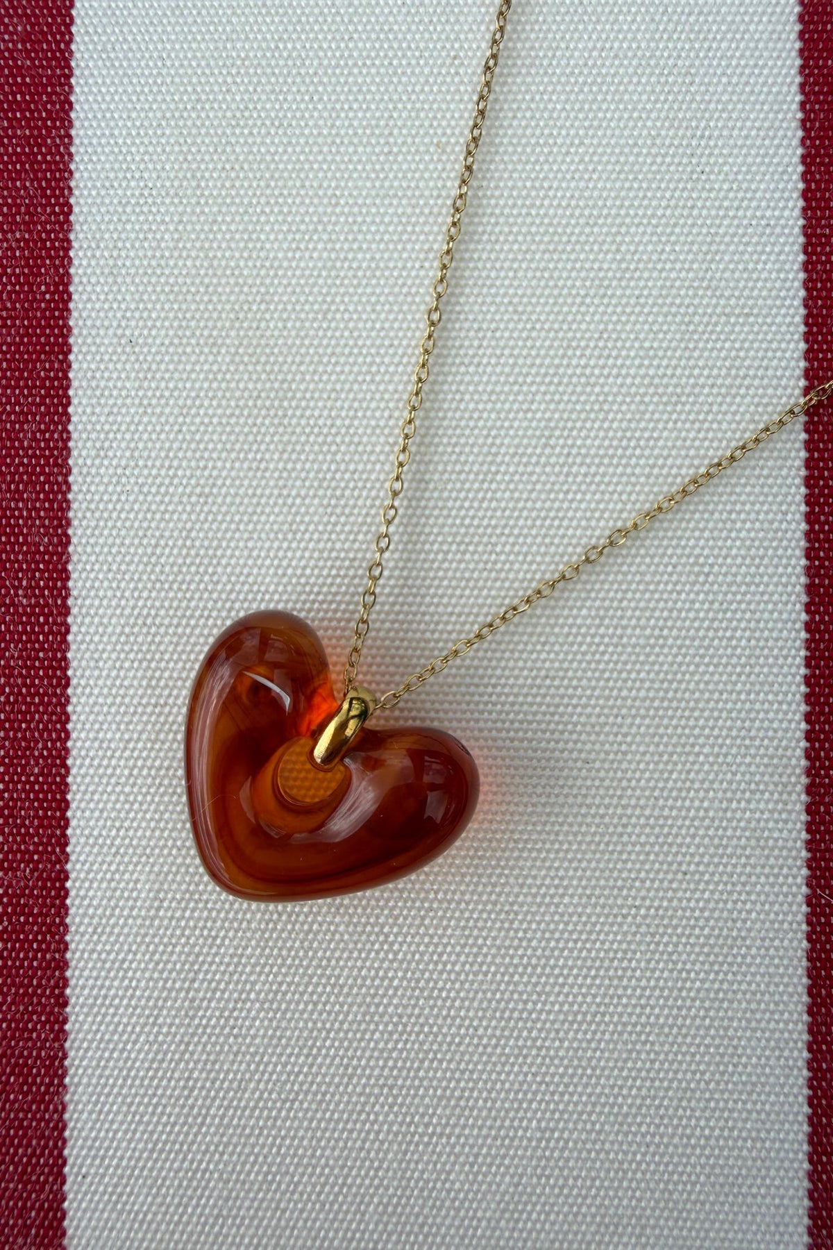 ELSA | Collar de cadena dorada con colgante de corazón de acetato marrón carey