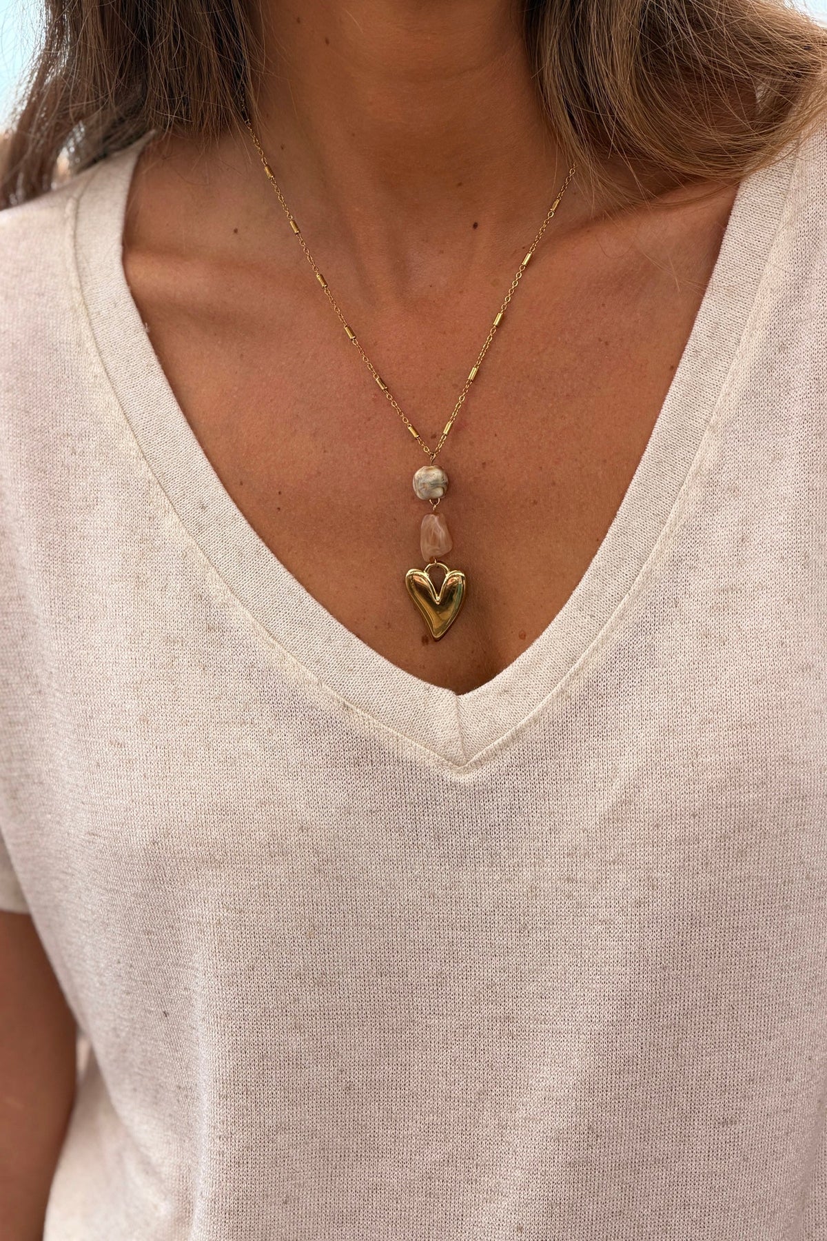 ÉMILIE | Collar de cadena dorada con colgante de corazón dorado y piedras de acetato beige