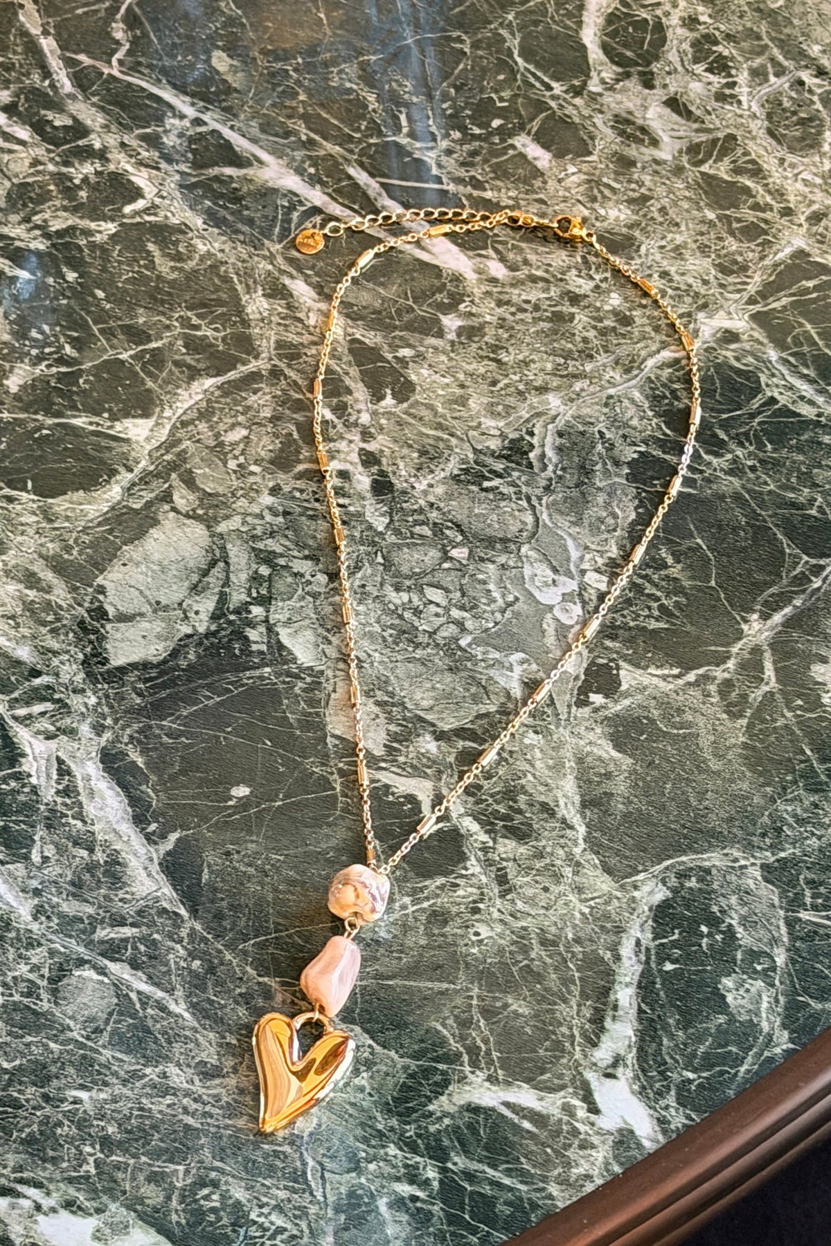ÉMILIE | Collar de cadena dorada con colgante de corazón dorado y piedras de acetato beige