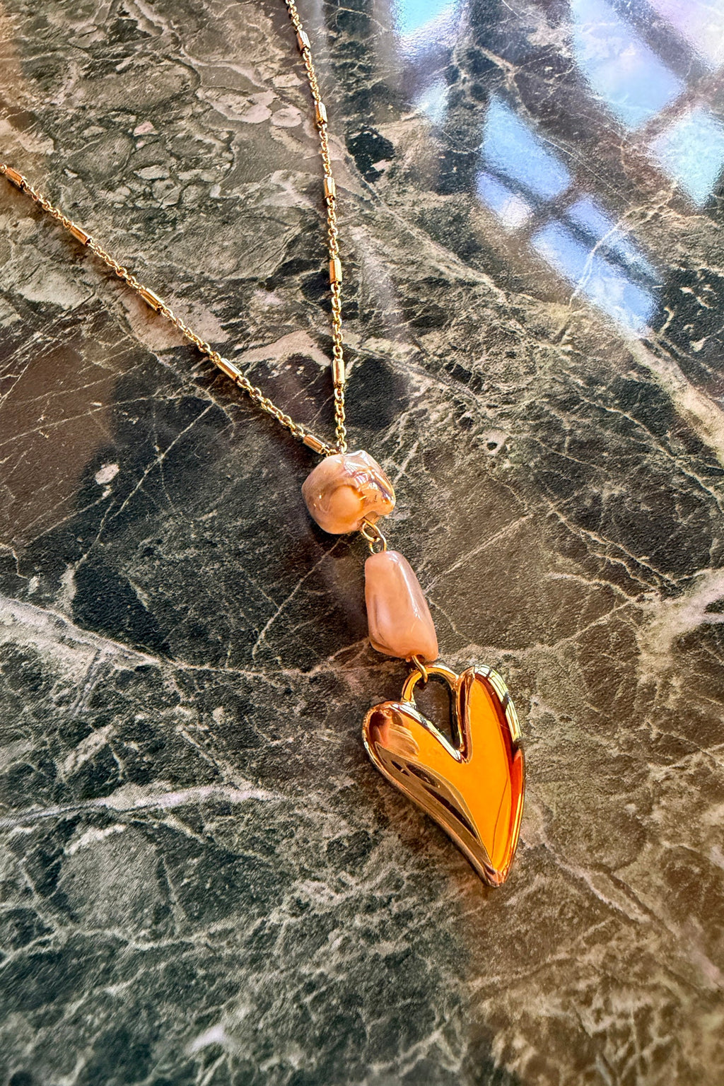 ÉMILIE | Collar de cadena dorada con colgante de corazón dorado y piedras de acetato beige
