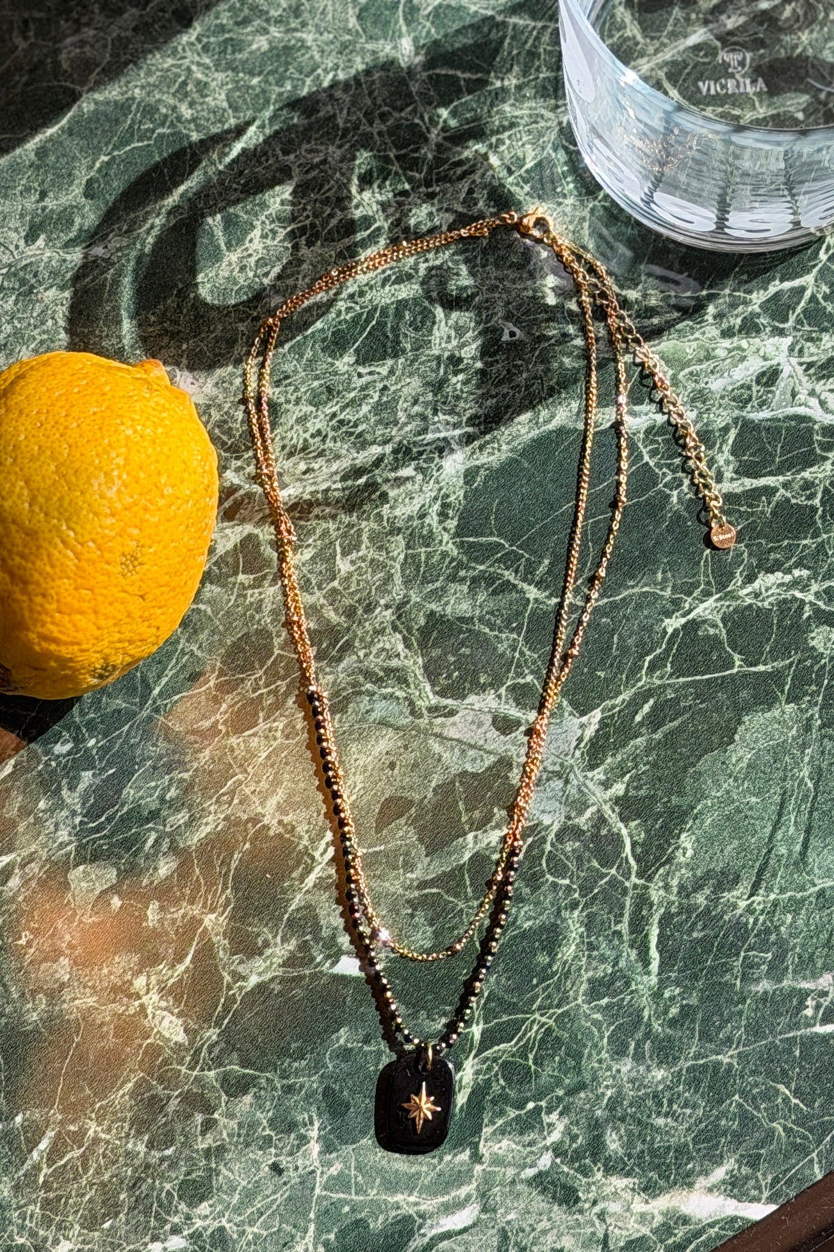 EMMA | Collar dorado de doble vuelta con cuentas, colgante negro y estrella pequeña