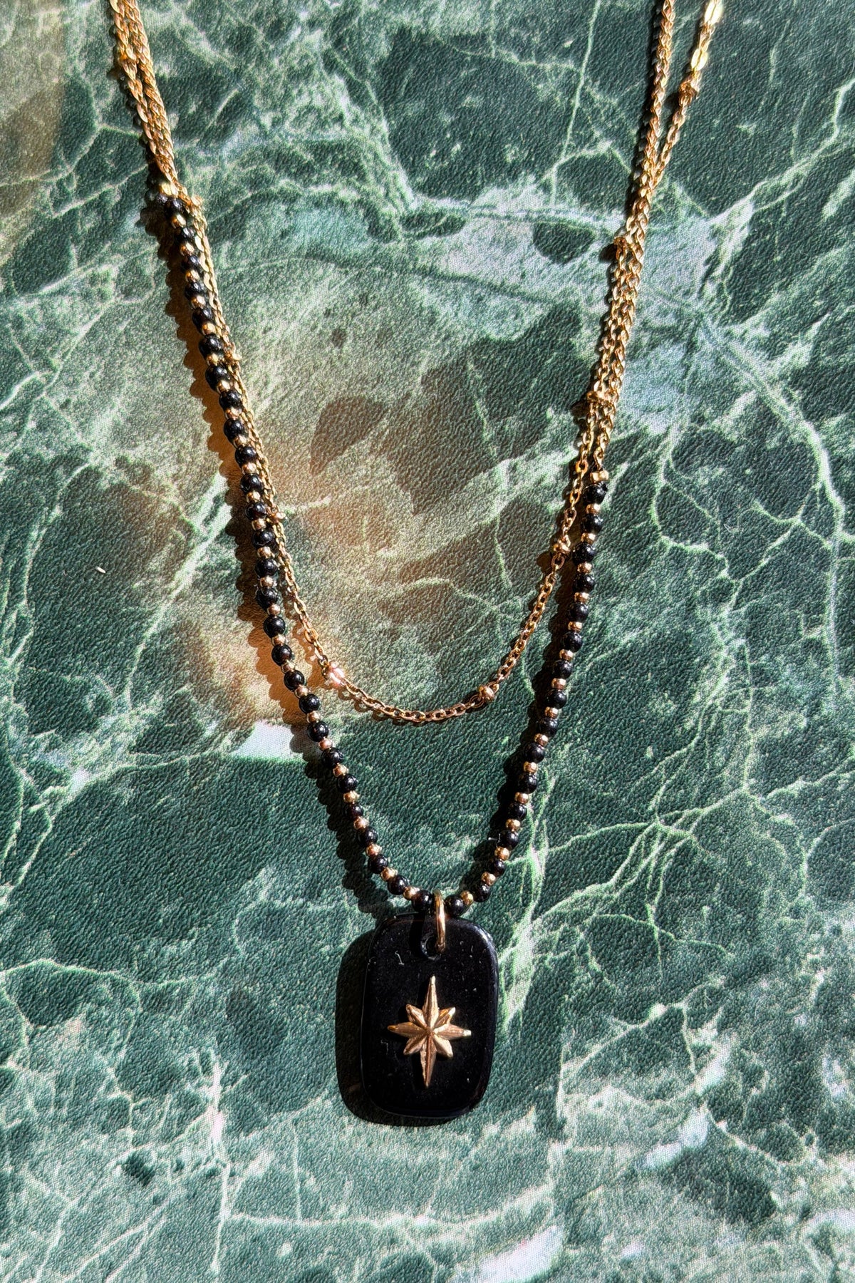 EMMA | Collar dorado de doble vuelta con cuentas, colgante negro y estrella pequeña