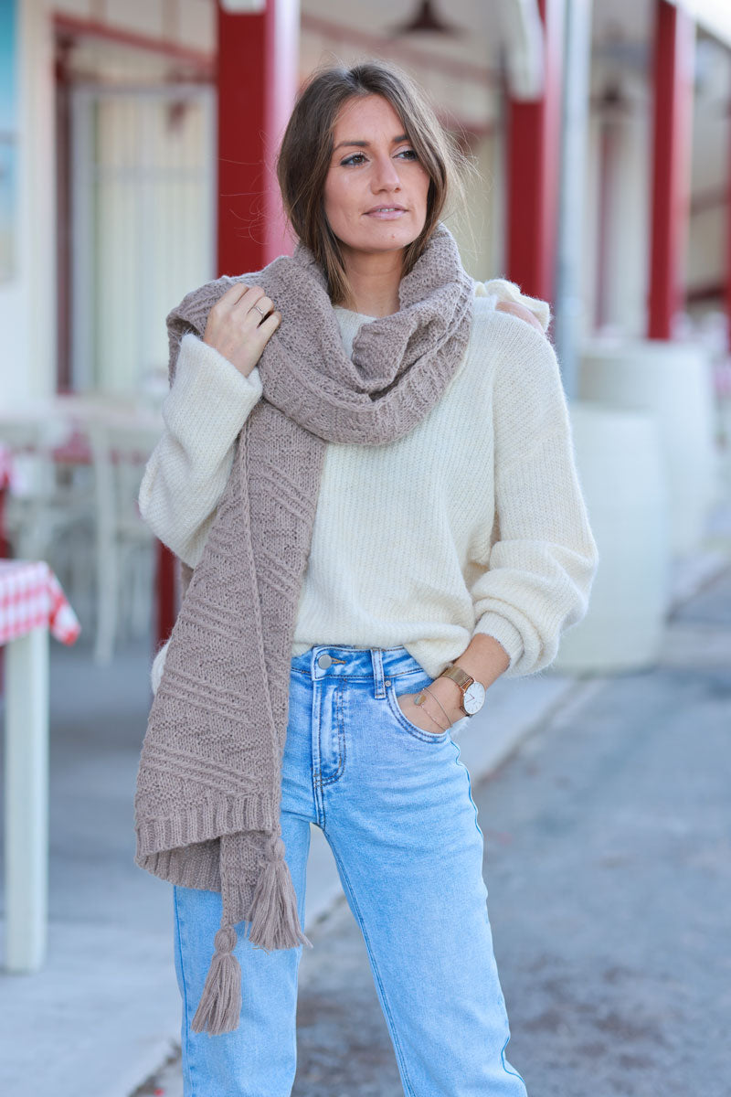 BLANCHE | Bufanda topo de punto con motivos en relieve y pompones
