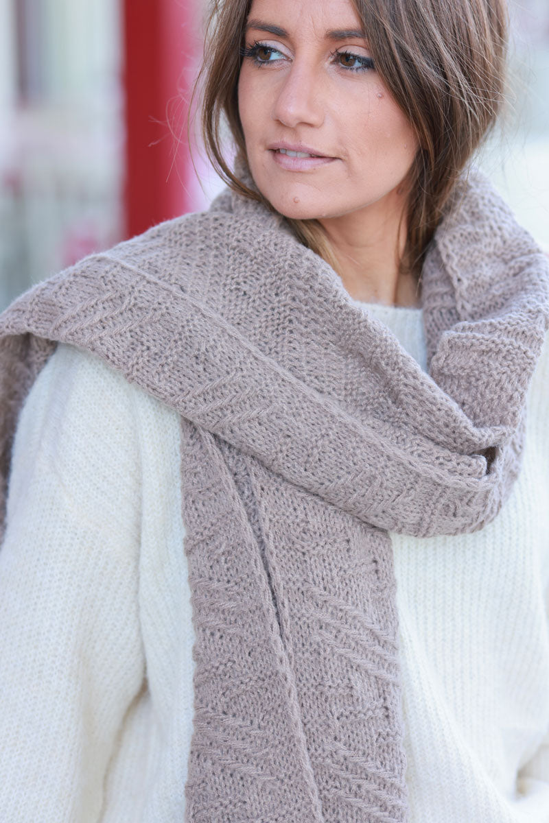 BLANCHE | Bufanda topo de punto con motivos en relieve y pompones