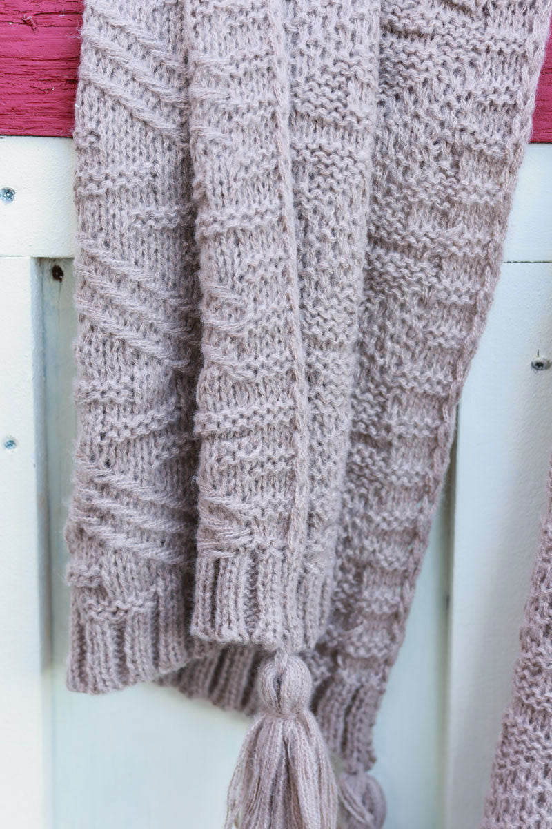 BLANCHE | Bufanda topo de punto con motivos en relieve y pompones
