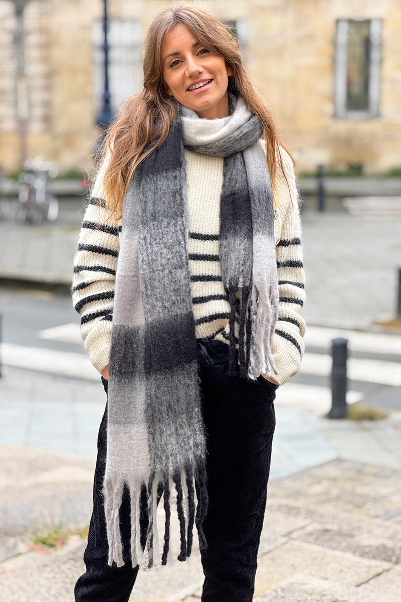 CAPUCINE | Bufanda supersuave de cuadros negro y gris con flecos