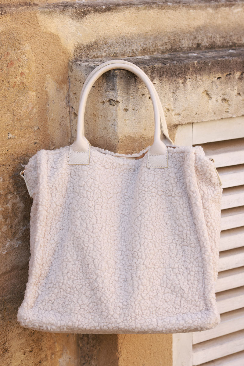 AMBRE | Bolso shopper de borreguito beige con asas rígidas